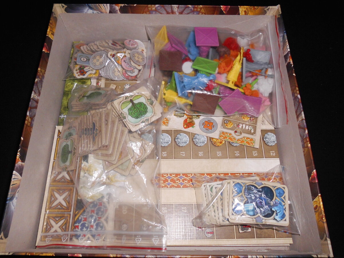 Наполнение коробки, распиханное по зип-пакетам.  