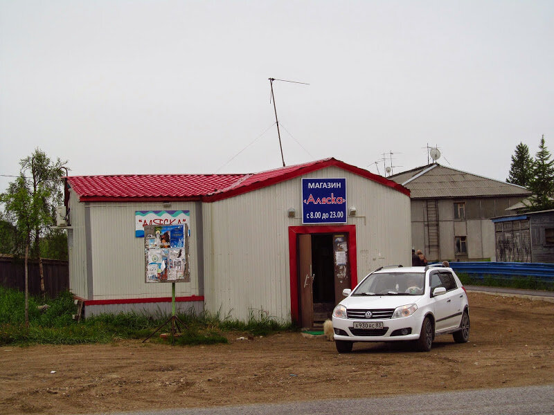 Больших магазинов тут уже нет. Всё, в основном, мелкие лавочки и ларьки.