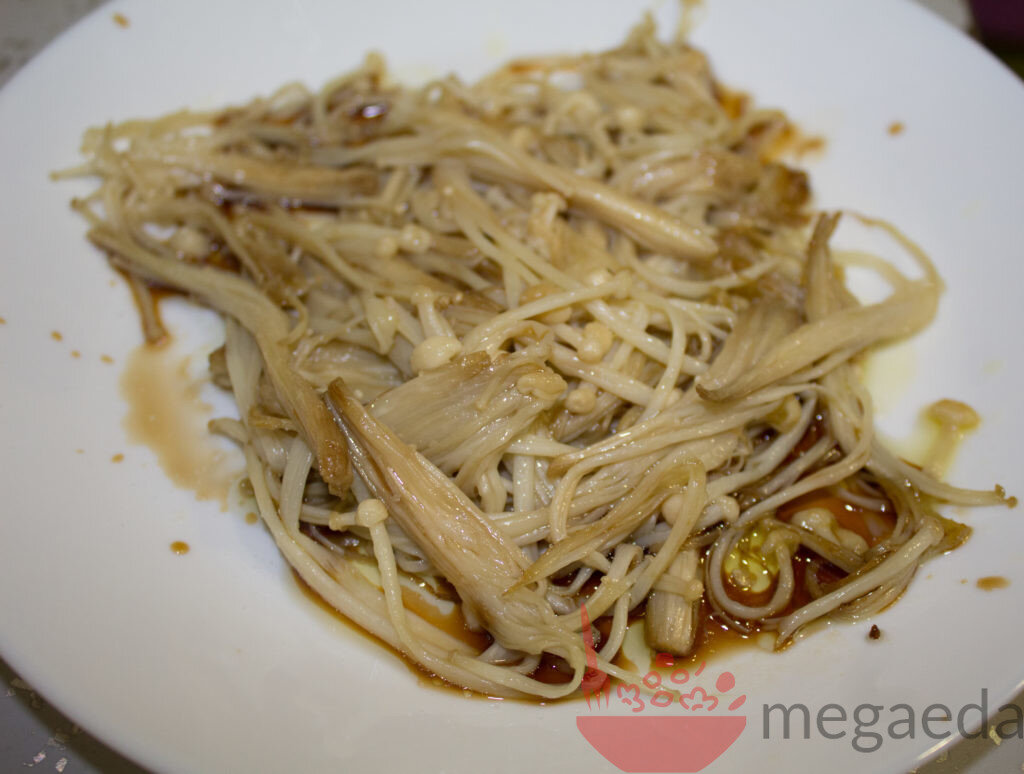 Грибы эноки рецепт на сковороде. Корейские грибы Эноки блюда. Грибы Эноки приготовленные корейские. Корейские грибы Эноки в соусе. Эноки чаджан.