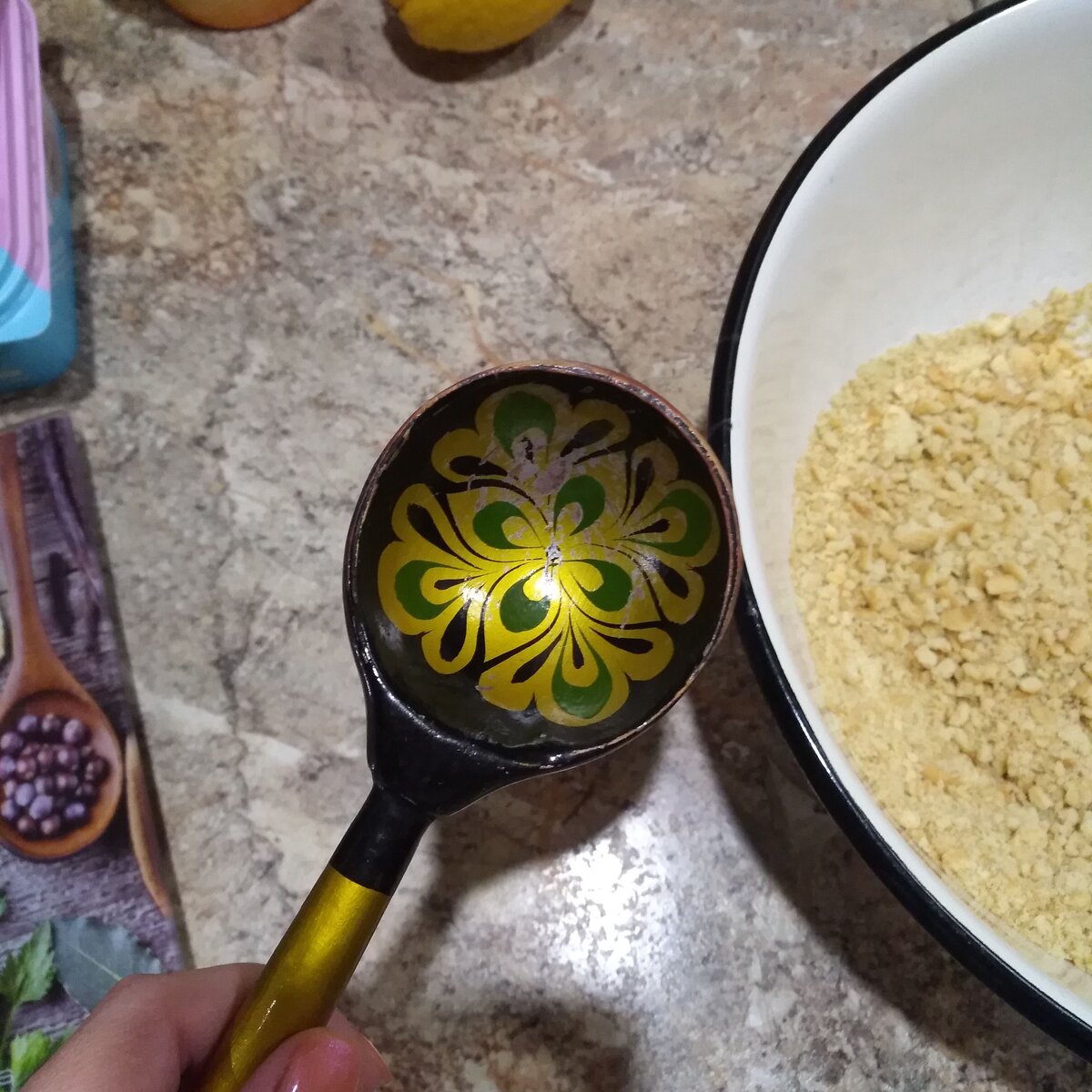 Если есть такая крутая ложка, можно разминать печенье ей.