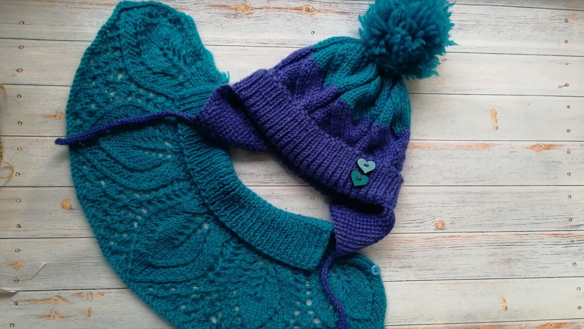 Первая шапка, связанная спицами. Узор "ложная" коса. Рядом ажурная манишка.