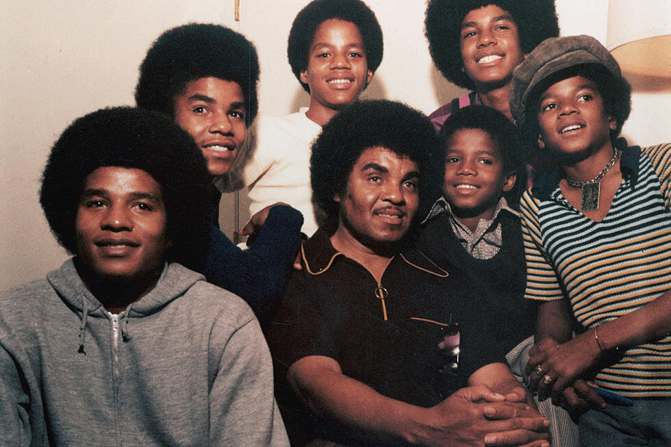 Музыкальный коллектив The Jackson 5 с создателем отцом Джозефом Джексоном.