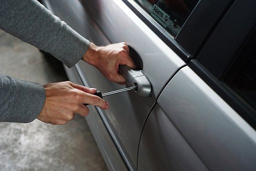 https://cdn.pixabay.com/photo/2016/08/13/10/58/car-1590508__340.jpg