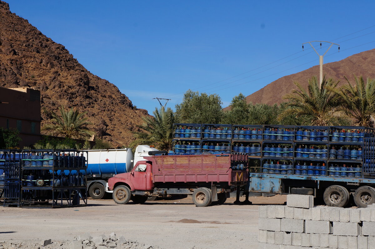 Древние грузовики исправно работают до сих пор - в мягком климате металл не ржавеет, а простая матчасть легко ремонтируется гаражах. 