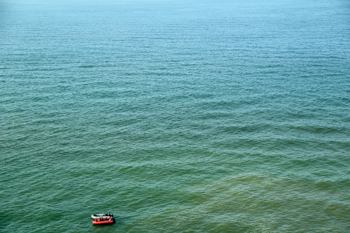 Приехала в город Светлогорск летом, стояла жара, хотелось поскорей к морю. Посмотрите какими красками играет Балтийское море! Какое оно красивое! Светлогорск является одним из курортных городов Калининградской области. Именно здесь в здании "Янтарь Холла" проходят многочисленные концерты, КВН и прочее. Рекомендую посетить этот город.