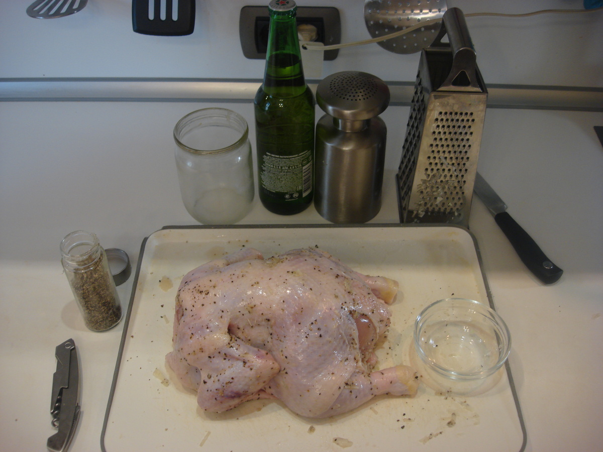 Фото сделано автором (натёрла курицу солью, перцем и чесноком)