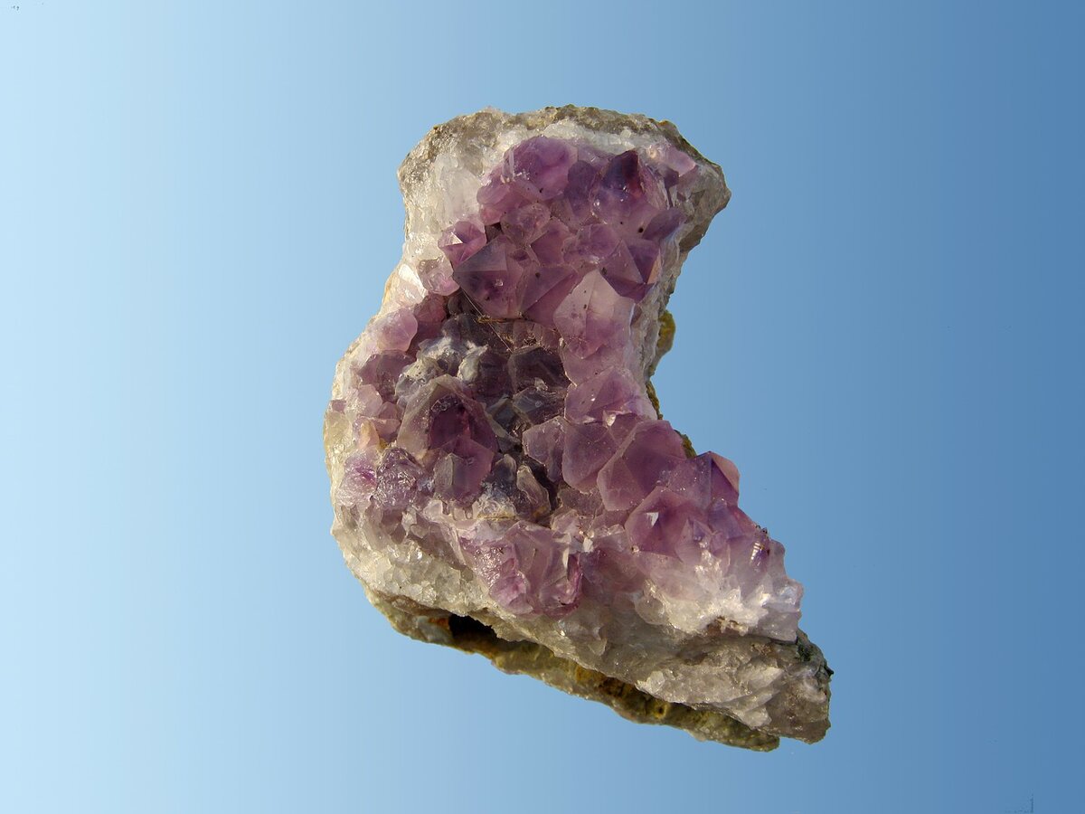 https://pixabay.com/ru/photos/%D0%B0%D0%BC%D0%B5%D1%82%D0%B8%D1%81%D1%82-%D1%81%D0%B8%D0%BD%D0%B8%D0%B9-%D0%B4%D1%80%D0%B0%D0%B3%D0%BE%D1%86%D0%B5%D0%BD%D0%BD%D1%8B%D0%B9-%D0%BA%D0%B0%D0%BC%D0%B5%D0%BD%D1%8C-242335/