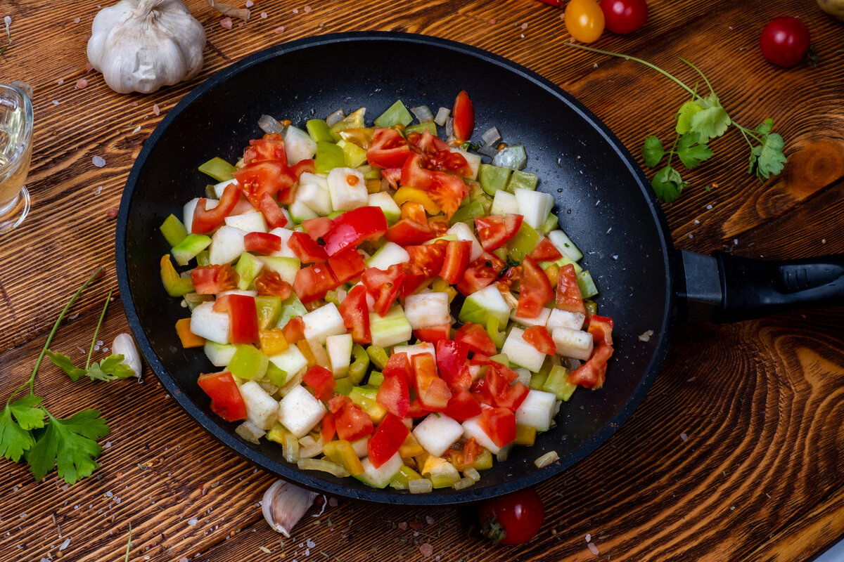 Кабачки с сыром и помидорами на сковороде