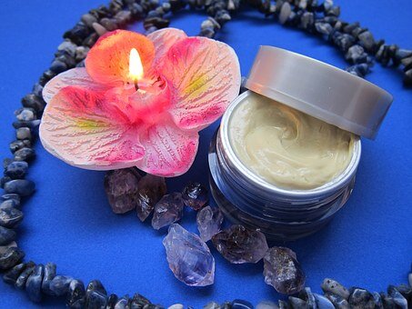 https://cdn.pixabay.com/photo/2016/01/05/15/00/skincare-1122666__340.jpg