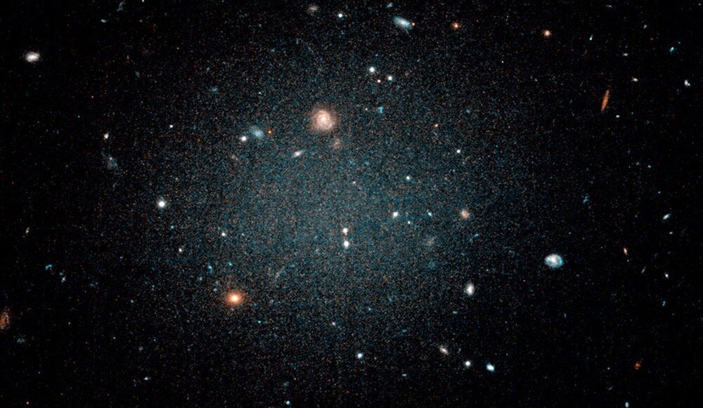 NGC1052-DF2 — это большая, ультрадиффузная галактика. 
Её снимок был получен с помощью 
ACS (Advanced Camera for Surveys)
телескопа Hubble. 
Источник: NASA/ESA/P. van Dokkum (Yale University)