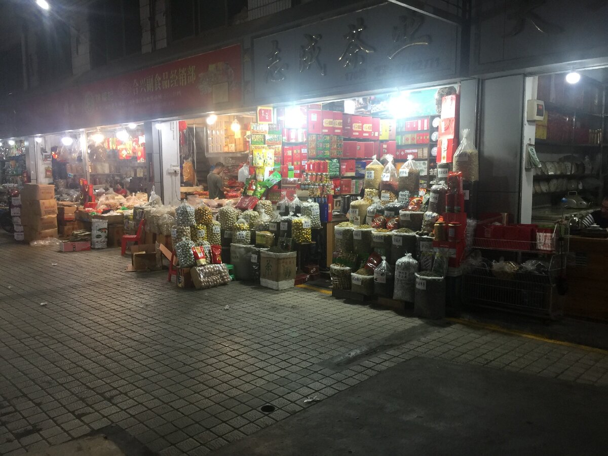 Вечерний базар... Масса ненужных коробок, думал я...