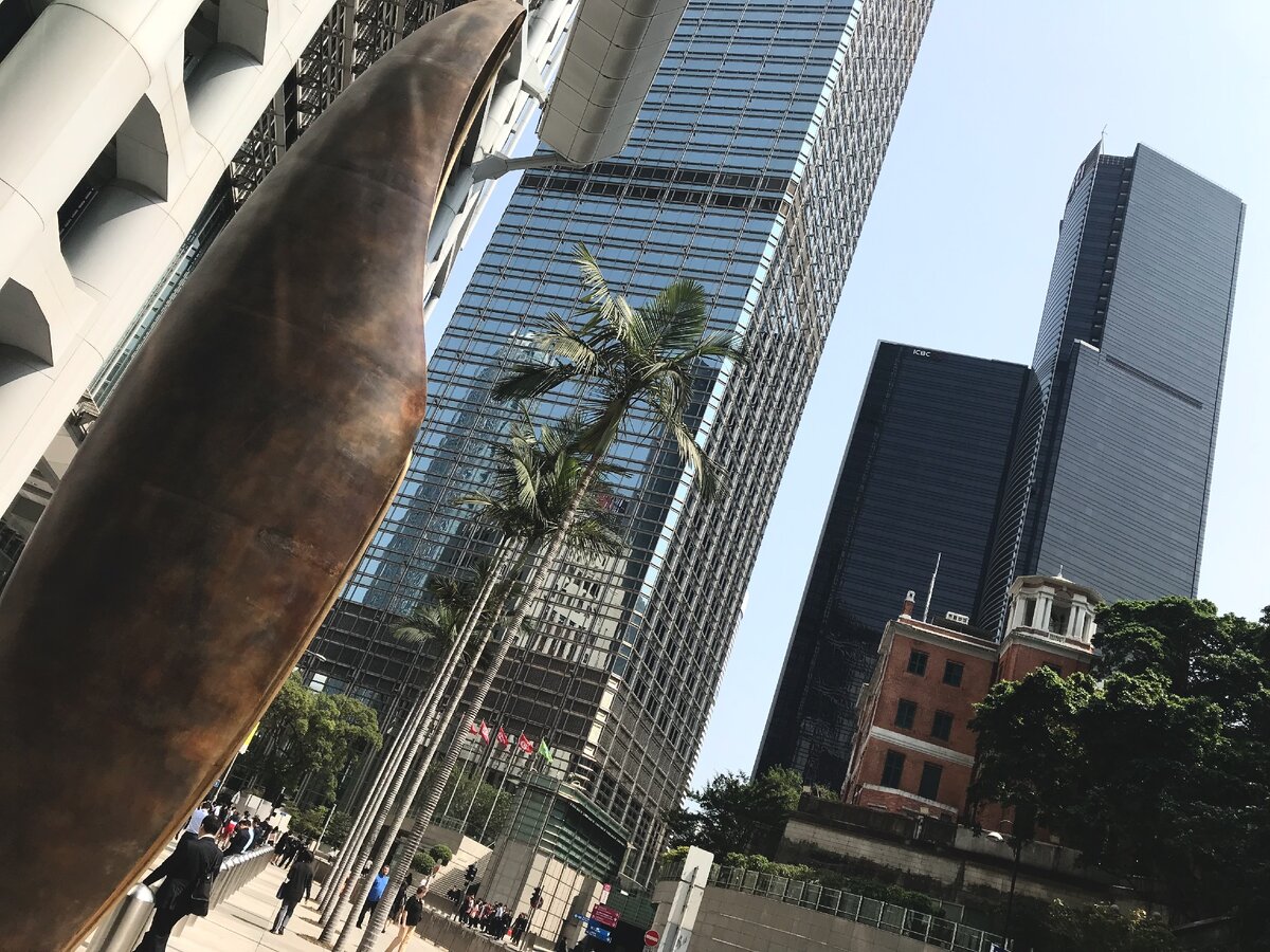 Гонконг - очень тесный город. Здесь каждый квадратный метр пространства используют с умом. Посмотрите на кирпичное низкое здание слева, все высотки буквально филигранно втиснули в общий пейзаж. Выглядит очень впечатляюще. Фото автора.