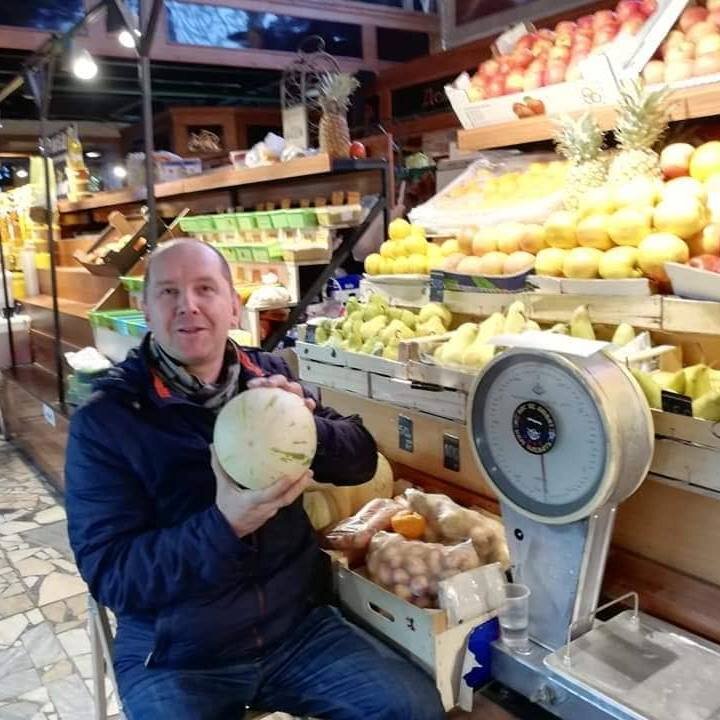 В роли продавца. Налетай!