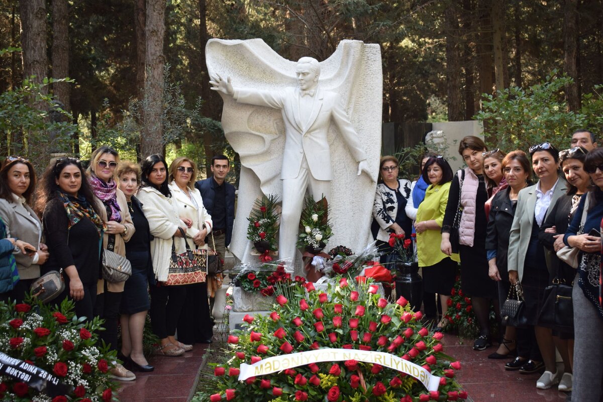 На Аллее почетного захоронения в Баку почтили память великого певца Муслима Магомаева