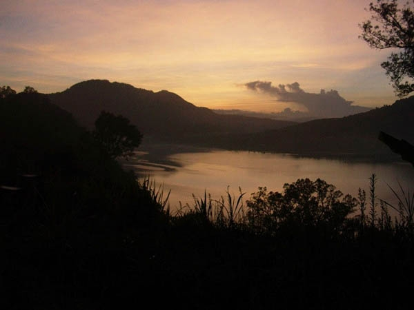 Озеро Братан вечером.