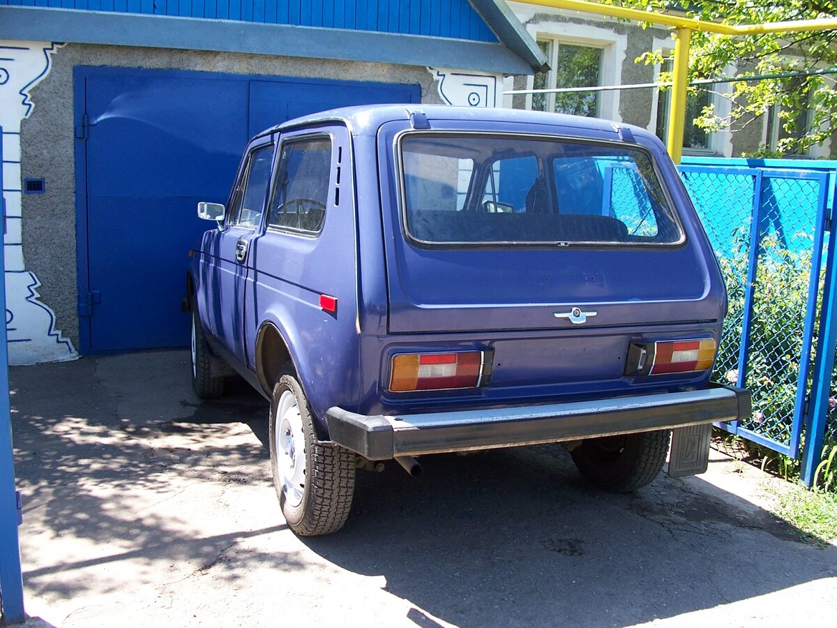  нива до модернизации 1994 года с фонарями от "шестерки" и маленькой дверью 