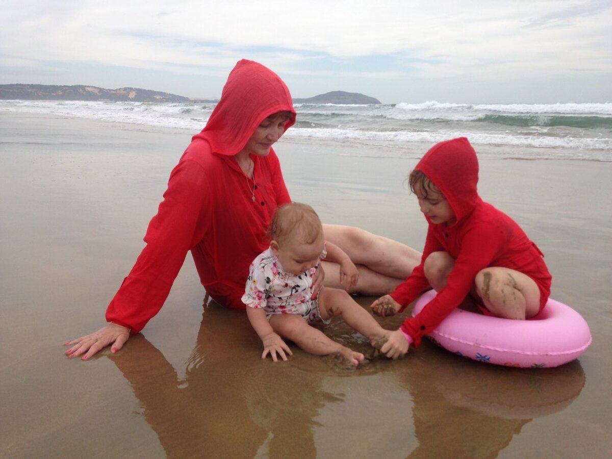 Моя мама с внучками во Вьетнаме