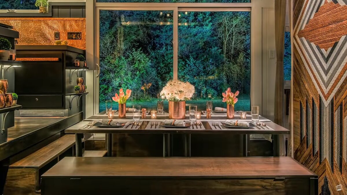 Вся эта махина складывается и задвигается под пол кухни