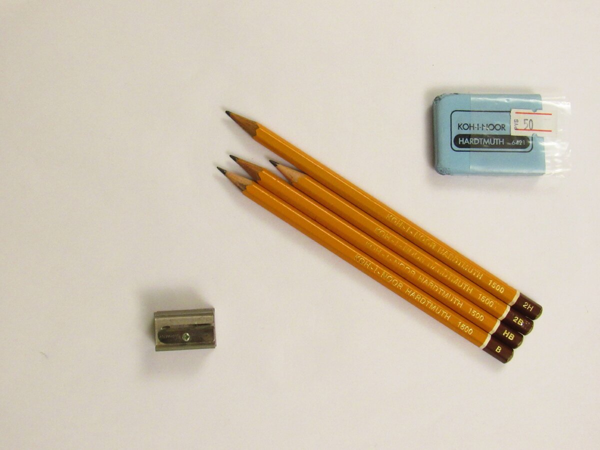 Вот мой набор для рисования. Обычная офисная бумага, 4 карандаша разной твёрдости, которые лежали со времён моей учёбы, германская точилка, которой лет 20 и новая стёрка.
