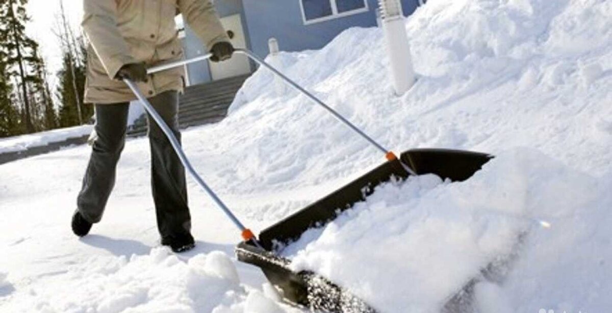 Очиститель от снега. Убирает снег. Чем лучше убирать снег. Чем лучше убирать снег. Лопата для уборки снега.