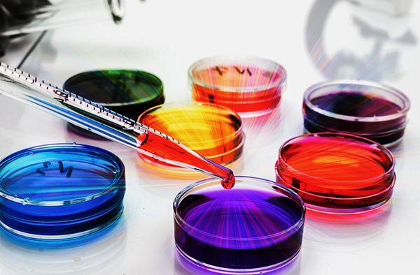   В современном мире существует большое количество различных болезней.К сожалению, многие из них до сих пор являются неизлечимыми или лечатся с огромным трудом. Одними из таких опасных заболеваний являются ВИЧ-инфекция и вирусные гепатиты В и С.

Во всем мире ВИЧ-инфекцией заразились около 78 миллионов человек. В Ямало-Ненецком автономном округе,на начало 2015 года, за весь период эпидемии, начиная с 1995 года, выявлено 2 420 человек. ВИЧ-инфекция так же несет серьезную угрозу и для представителей коренных малочисленных народов Севера. Угроза эта связана с тем, что среди коренных малочисленных народов Севера на начало 2015 года в Ямало-Ненецком округе официально зарегистрировано 129 человек с диагнозом «ВИЧ -инфекция».


Треть населения планеты больны вирусными гепатитами В и С. По данным Всемирной организации здраво­охранения от последствий гепатита В ежегодно умирает около 780 000 человек. А от хрониче­ского гепатита С во всем мире страдают 130-150 миллионов человек.

Для того, чтобы понять, насколько проблема заражения ВИЧ-инфекцией и вирусными гепатитами В и С серьезна, необходимо узнать, с чего все началось.

Первые случаи заболевания, которое в наше время называется «ВИЧ-инфекция», появились в США ещё в конце 1970-х годов.

Что же представляет собой ВИЧ?

Каждый живой организм состоит из клеток. А самый маленький живой организм - это вирус. Он намного меньше клеток человеческого тела, но при этом очень опасный. Когдавирус поселяется в человеческом организме, он прикрепляется к здоровым клеткам. Из-за  этого здоровая клетка начинает болеть и можетбыстро погибнуть.

ВИЧ - вирус иммунодефицита человека. Его называют коварным, так как он способен поражать клетки иммунной (защитной) системы организма. А основная роль иммунной системы - это защита человека от различных заболеваний.

Заболевание, вызванное этим вирусом, назы­вается ВИЧ-инфекция.Людей, зараженных ВИЧ, называют ВИЧ- инфицированными.

Под влиянием ВИЧ клетки иммунной системы с течением времени разрушаются, их становится все меньше и меньше, и человек теряет способ­ность сопротивляться любому заболеванию. Тогда наступает стадия СПИДа.

СПИД - это синдром приобретенного имму­нодефицита.

Развивается СПИД у людей, которые зарази­лись ВИЧ-инфекцией.

СПИД - это финальная стадия болезни «ВИЧ-инфекция».

Если не принимать лекарства, которые назна­чает врач, то через 7-10 лет может наступить ста­дия СПИДа и человек может умереть.

Это является одной из важнейших причин, для того, чтобы следить за своим здоровьеми своевременно сдавать анализы на ВИЧ-инфекцию!

Пока ВИЧ не перешел в стадию СПИДа, инфи­цированный человек может чувствовать себя хорошо, выглядеть здоровым и даже не знать, что заражен.

И главное, что с того момента, когда человек заразился, он может заразить ВИЧ-инфекцией других людей! Это еще одна причина, для того, чтобы пройти тест на ВИЧ-инфекцию!

В настоящее время ВИЧ-инфекция - это неизлечимое заболевание!

До сих пор не удалось найти лекарств, или защитной прививки, которая смогла бы полностью вылечить от ВИЧ. Но, вовремя начав лечение современными лекарствами,следуя всем указаниям врача, ВИЧ-инфицированные люди могут прожить долгую и полноценную жизнь.

Кто может заразиться ВИЧ-инфекцией?

Кто угодно: взрослые и дети, мужчины и жен­щины, независимо от места проживания, религии и культуры.

В отличие от многих других заболеваний, ВИЧ живет и размножается только в человеческом орга­низме, никакие другие живые существа не могут болеть ВИЧ-инфекцией.

Как узнать, есть ли у Вас ВИЧ?

Есть только один способ узнать, заразился человек ВИЧ-инфекцией или нет: это сдать анализ крови на ВИЧ.

Положительный результат означает, что в крови, скорее всего, есть вирус иммунодефи­цита человека. Для подтверждения результата обязательно делается повторный анализ.

Отрицательный результат означает, что в крови нет вируса иммунодефицита человека, или с момента заражения прошло слишком мало времени, и он еще не выявляется. Следует сдать анализ еще раз через 3 месяца.

Но, несмотря на то, что ВИЧ-инфекцию можно выявить при сдаче анализа крови, важно обращать внимание на состояние своего здоровья. Потому что у ВИЧ-инфекции могут быть общие проявления, похожие на другие забо­левания. К этим проявлениям можно отнести следующие симптомы:

1.   Повышенная температура тела, которая не проходит больше 2-х недель.

2.   Увеличение лимфатических узлов, чаще в области шеи, в подмышечных впадинах и пахо­вой зоне.

3.   Высыпания на коже тела, во рту, на половых органах - различной формы и цвета.

4.   Снижение массы тела, которое происходит без видимых причин.

5.   Частые простудные заболевания.

Бели Вы обратили внимание, что у Вас проявляются такие симптомы, необходимо сразу обратиться к лечащему врачу!

Что представляют собой вирусные гепатиты В и С?

Вирусный гепатит В - инфекционное заболе­вание, которое поражает печень. Чаще всего встре­чаются такие проявления (симптомы) гепатита В, как потеря аппетита, бессонница, рвота, слабость, кожный зуд, боль в правом подреберье, потемнение мочи, осветление кала, боль в суставах и мышцах, желтушность кожи и белков глаз. Бывают случаи, когда болезнь может протекать без боли и замет­ных проявлений, поэтому совершенно незаметно для человека она может перейти в хроническую (постоянную) форму.

Если человек с хроническим вирусным гепатитом В еще излоупотребляет алкоголем, то вероятность развития цирроза и рака печени значительно повышается.

Против вирусного гепатита В существует надежная защита - прививка!

Вирусный гепатит С - самый опасный из гепатитов. Чаще всего болезнь протекает без каких-либо проявлений. Это связано с тем, что вирус гепатита С очень быстро меняется. Иммун­ная (защитная) система не справляется и вирус продолжает разрушать клетки печени. Также незаметно вирусный гепатит С переходит в хро­ническую (постоянную) форму, которая при отсут­ствии лечения часто приводит к развитию цирроза и рака печени.

Злоупотребление алкоголем может значи­тельно ухудшить состояние здоровья людей, инфицированных вирусными гепатитами В и С!

Если человек заражен вирусным гепатитом В, он может заразиться и вирусным гепатитом С. Вирусный гепатит В вместе с вирусным гепатитом С протекает более тяжело, чем каждый из них по отдельности.

Против гепатита С прививки не существует!

Как передаются ВИЧ и вирусные гепатиты В и С:

- При незащищенном (без презерватива) половом контакте с человеком, инфицирован­ным ВИЧ, вирусными гепатитами В или С;

- Через кровь (при переливании крови и использовании нестерильных игл и шприцев, при введении наркотиков);

- От матери ребенку (во время беременности, родов, кормления грудным молоком);

  К тому же, вирусным гепатитом В можно заразиться и в быту (при пользовании общими полотенцами, расческами, банными принадлежно­стями и т.д.) Все потому, что вирусный гепатит В долго может жить во внешней среде.

И очень важно помнить! Возможность зараз­иться ВИЧ-инфекцией после незащищенного поло­вого контакта, составляет от 1:1000 до 1:100. Для сравнения: вирус гепатита С заразнее в 10 раз, а вирус гепатита В - в 100 раз.

Но при этом риск заражения ВИЧ-инфекцией или вирусными гепатитами В или С остается очень большим даже если произошел всего один неза­щищенный половой контакт.

Как ВИЧ и вирусный гепатит Сне передаются:

-  при рукопожатии, объятии;

- при кашле, чихании; через воду;

- при медицинских осмотрах;

- при пользовании общей посудой, туалетом;

- при укусах насекомых.

Чтобы уберечься от заражения вирусными гепатитами В, С и ВИЧ, необходимо соблюдать простые правила:

1.   Везде и всегда пользоваться только индивиду­альными предметами личной гигиены (зубные щетки, бритвы, расчески, ножницы);

2.   Избегать случайных половых связей.

3.   Хранить верность своему партнеру, а вначале отношений всегда пользоваться презервативом (необходимо следовать инструкции по исполь­зованию, которая есть в упаковке любых каче­ственных презервативов).

4.  Отказаться от половых связей с людьми, упо­требляющими наркотики.

5.  Не злоупотреблять алкоголем, никогда не упо­треблять наркотические вещества (так как под их влиянием легче вступить в незащищенный половой контакт).

6.   При планировании беременности, чтобы уберечь ребенка от заражения ВИЧ-инфекцией или вирусными гепатитами В и С, необходимо обязательно сдать анализы.

Численность представителей коренных малочисленных народов Севера в Ямало- Ненецком автономном округе составляет41 249 человек. Для того, чтобы сохранить и приумножить уникальное наследие для будущего, необходимо позаботиться о своем здоровье сегодня!