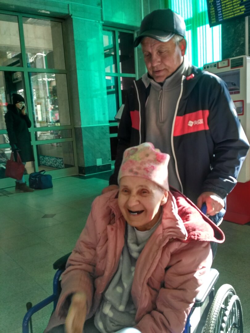 Валентина Николаевна и Стас Шоромов в зале ожидания Екатеринбургского вокзала