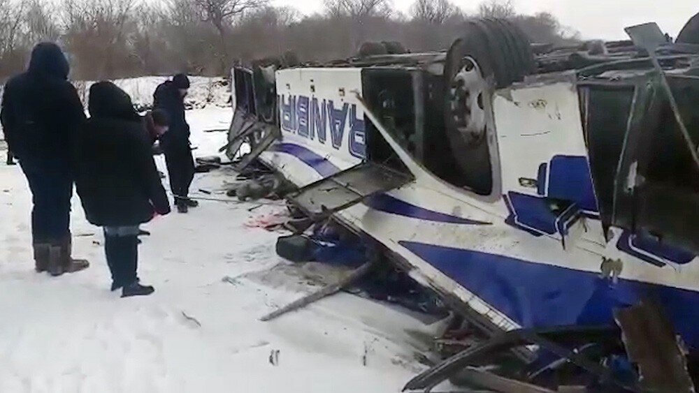 Автобус упал с моста санкт петербург видео. Автобус Чита Сретенск упал с моста. Автобус слетел с моста в Забайкалье. ДТП С автобусом в Забайкальском крае 1 декабря 2019.