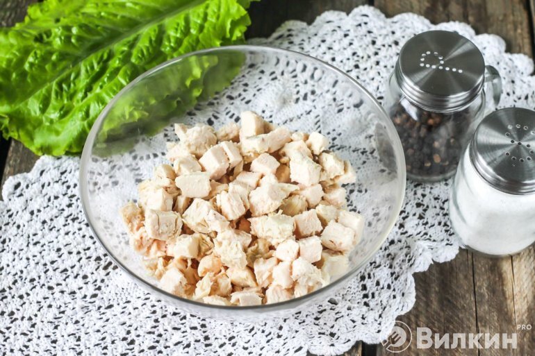 Мясо нарежьте пластинками вдоль волокон, потом кубиками. Поместите в миску.