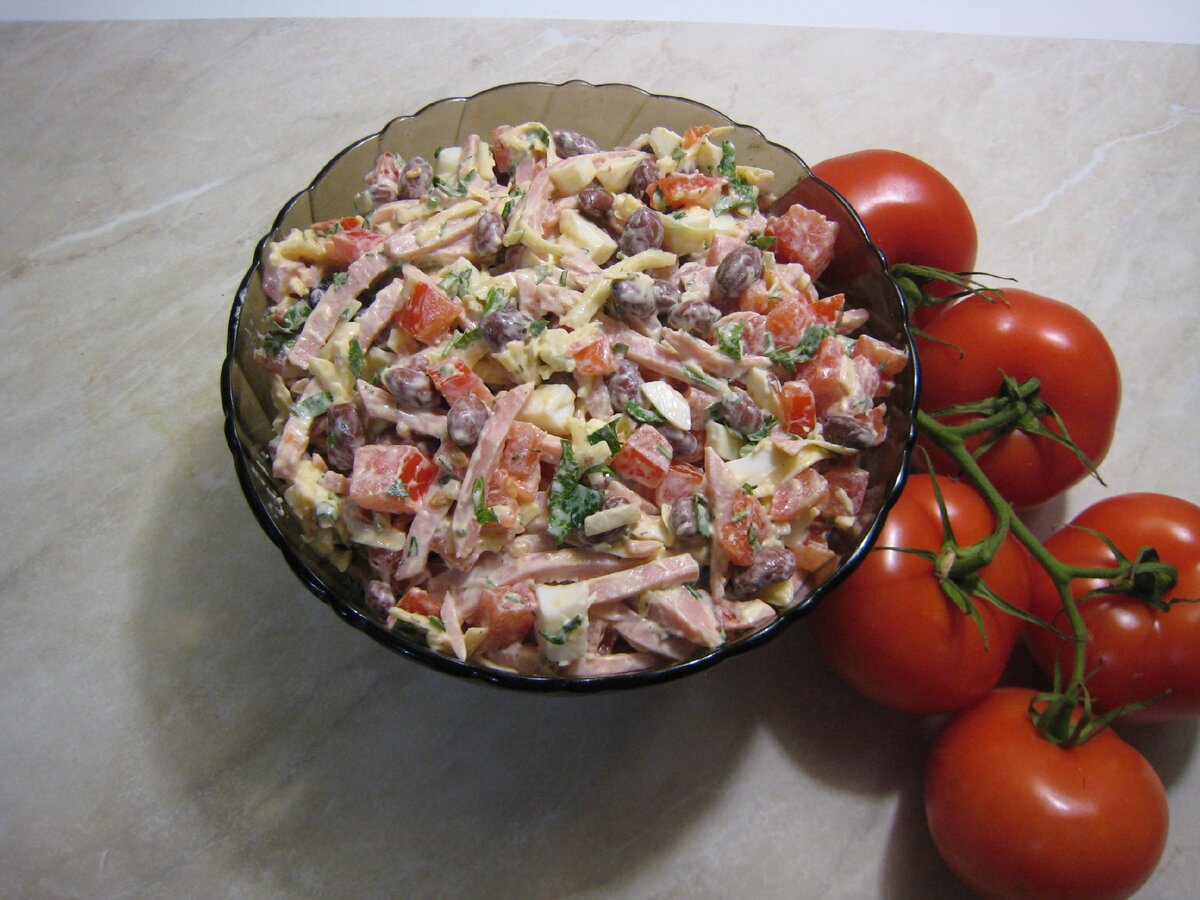 Салат с фасолью и сухариками помидорами рецепт с фото очень вкусный