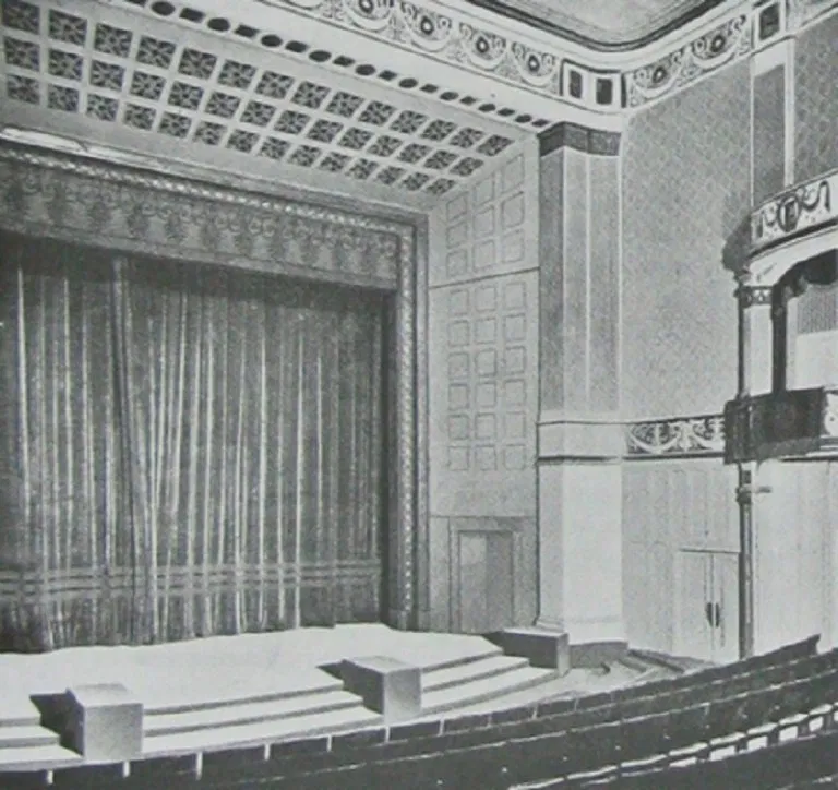 Сцена Мюнхенского художественного театра. Вид из зрительного зала