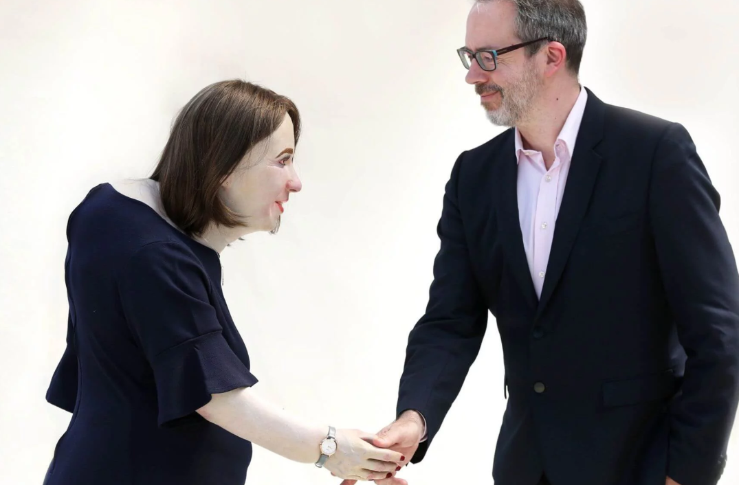 Офисный работник будущего Эмма, фото https://hi-news.ru/