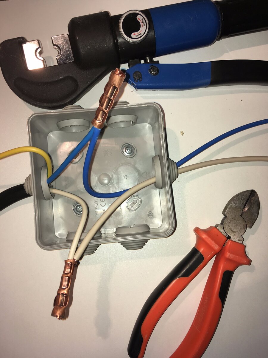 Выполнено соединение, с помощью опрессовки гибкого и жесткого кабеля.