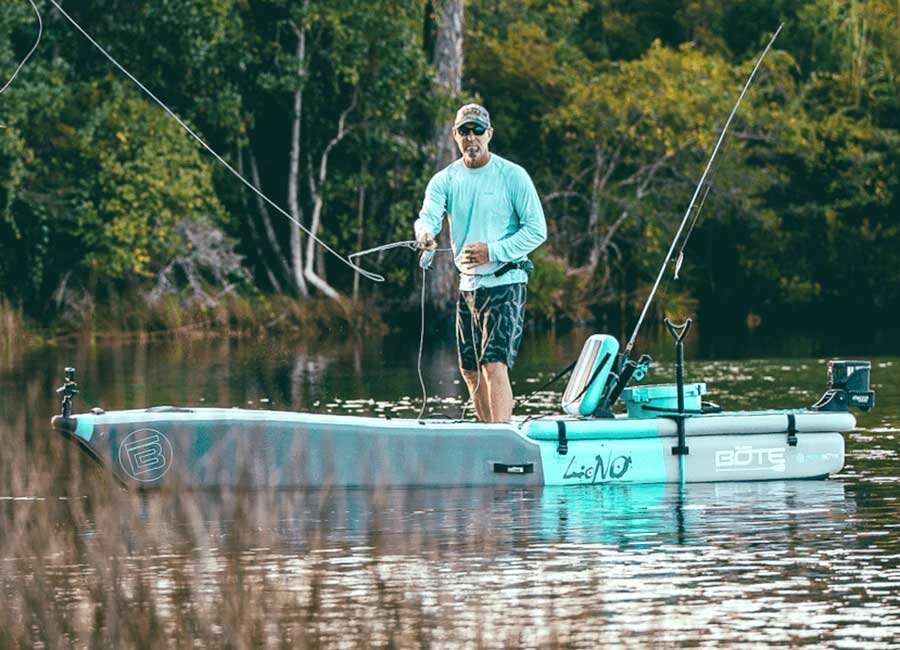 Благодаря съемной надувной палубе можно за считанные секунды превратить каяк для рыбалки LONO в платформу и забрасывать спиннингом приманку стоя - без опасности перевернуться. 