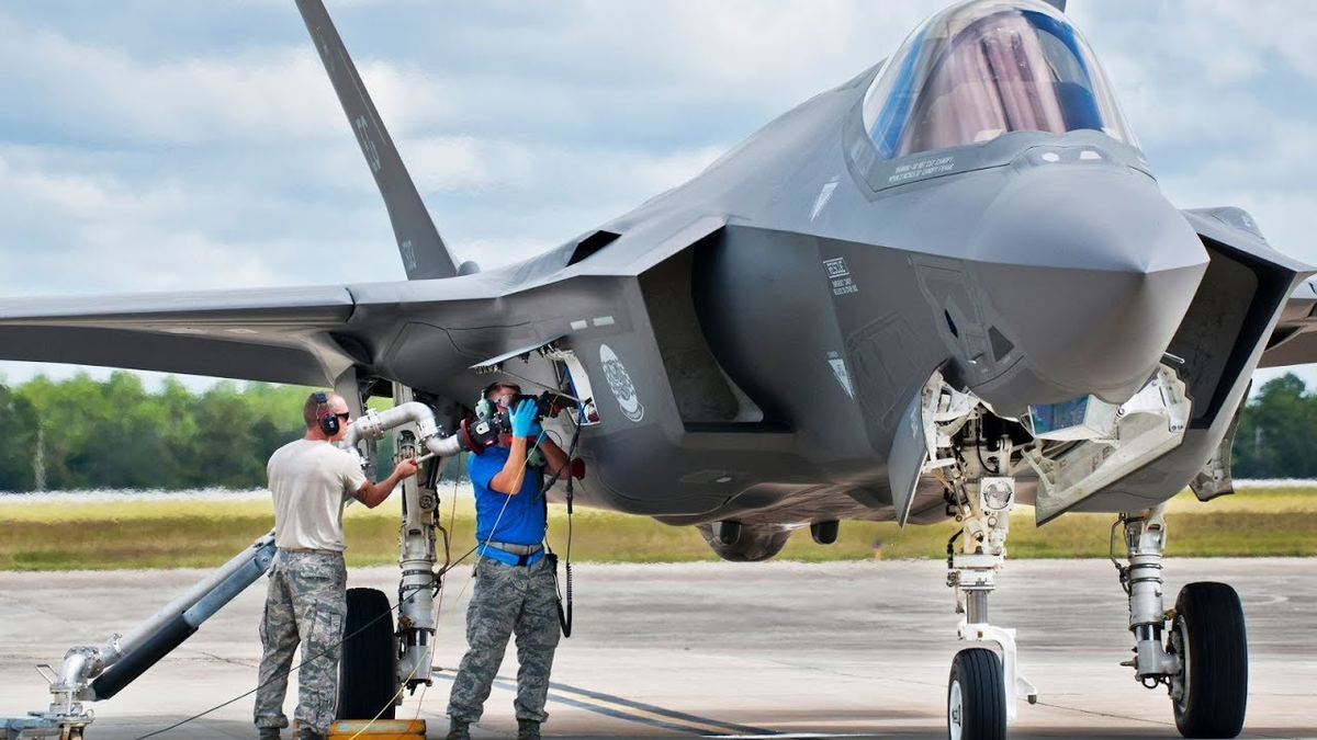 Заправка F-35. Фото из свободного доступа