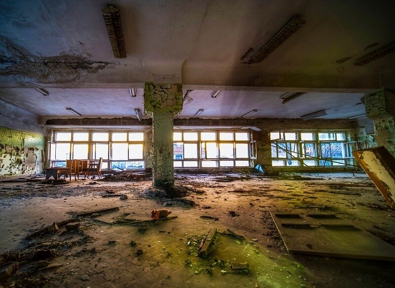 Заброшенный зал собраний и архив Приморского судоремонтного завода