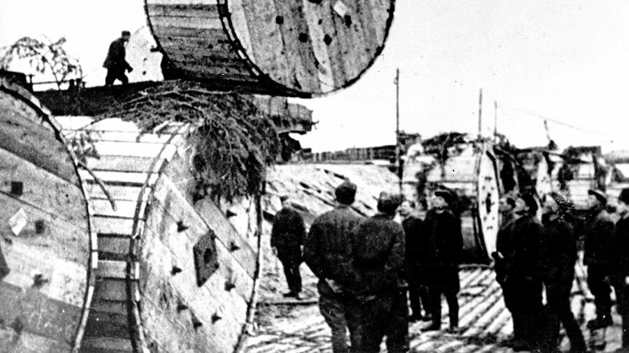 Подготовка к укладке кабеля на дно Ладожского озера. 1942 год                                             Фото: ПАО «Ленэнерго»