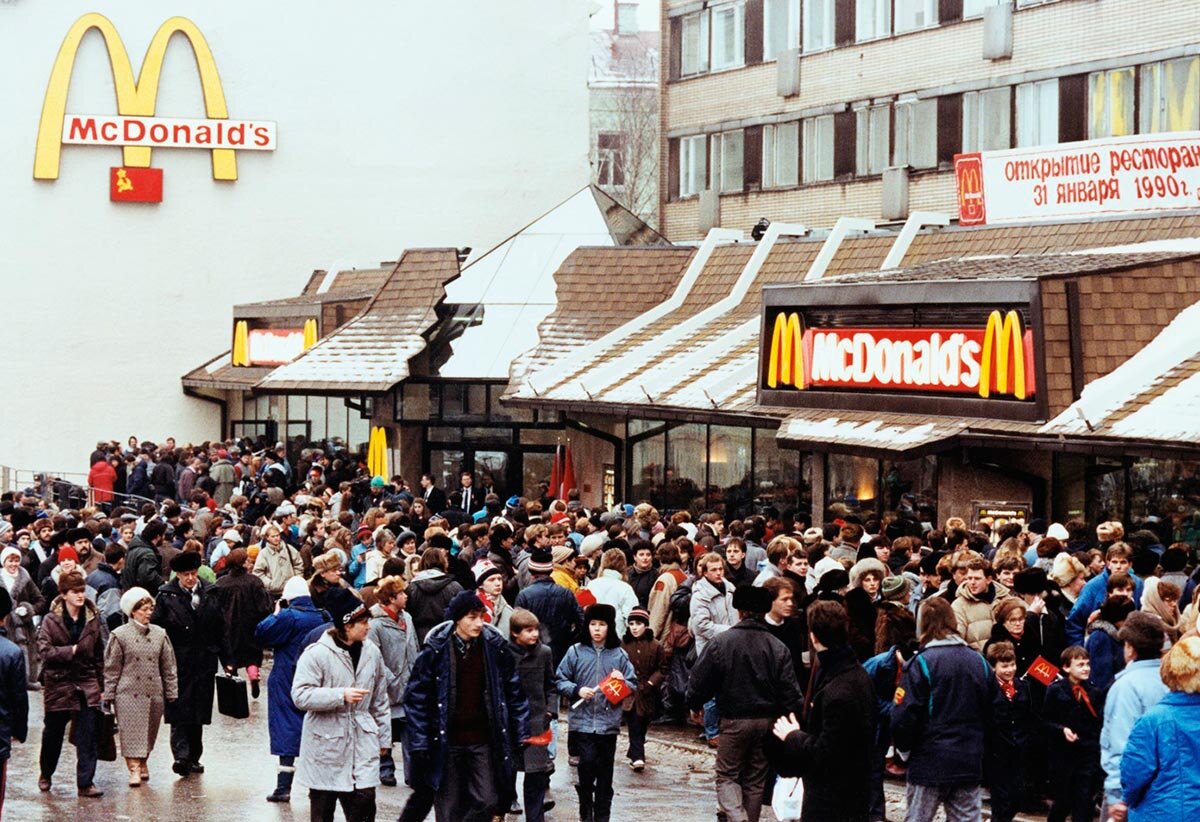 Открытие Макдоналдса на Пушкинской площади в 1990-ом году.