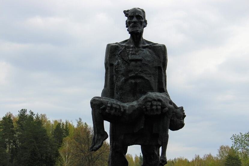 Будучи человеком памятным. Селиханов Хатынь. Мемориальный комплекс Хатынь Селиханов. «Непокорённый человек». Мемориальный комплекс Хатынь, Белоруссия. Хатынь памятник Непокоренный.