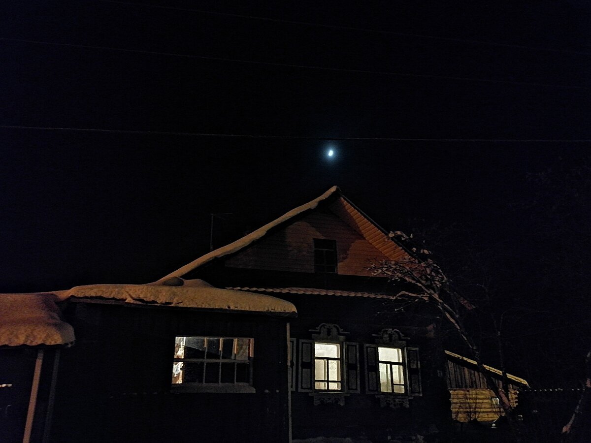 на фото дом в котором сейчас живет тесть, в соседней деревушки