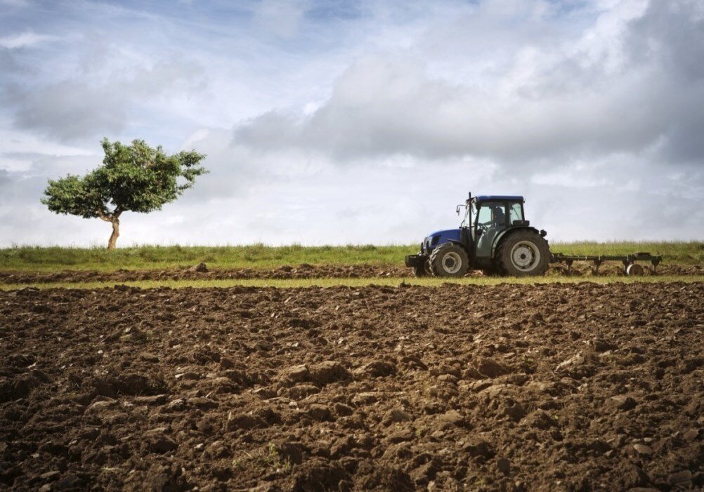 Изображение взято с сайта https://www.firestock.ru/traktor-v-pole-tractor-in-field/