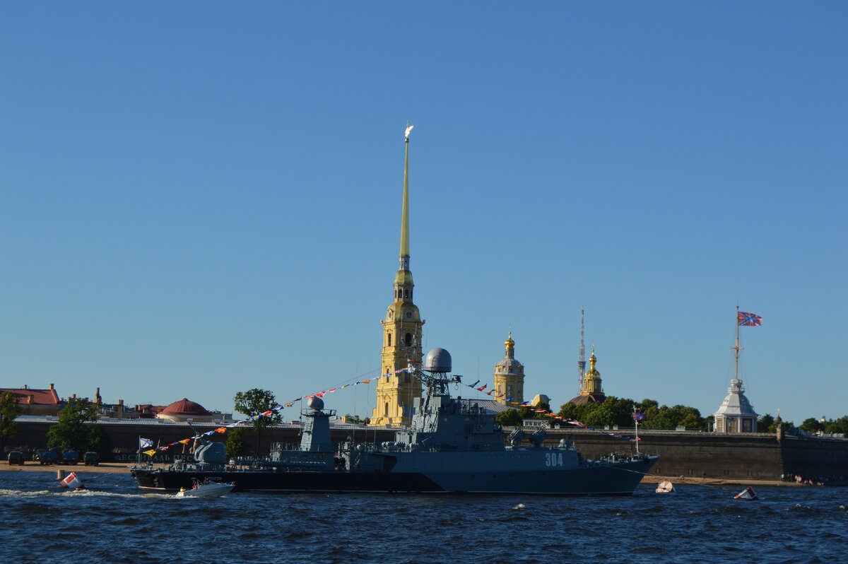 Петропавловская крепость в день празднования дня Военно-Морского флота. К сожалению, в марте с воды ее не увидеть: кораблики-то не ходят!