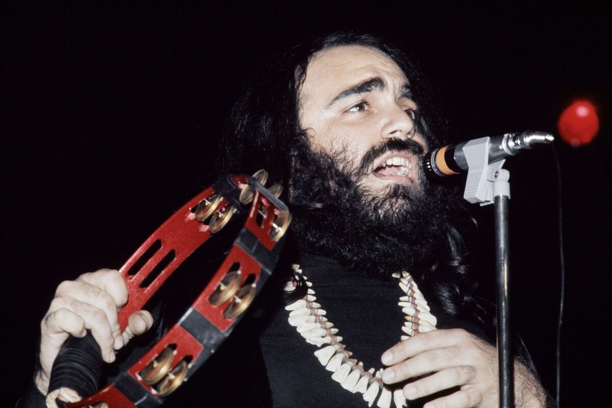 Песни греческого певца демиса. Демис руссос. Демис руссос певец. Demis Roussos в молодости. Демис руссос 2015.