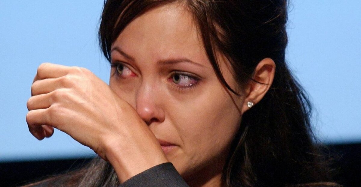 Как рассказала одна из подруг Анджелины Джоли, у актрисы, воспитывающей шестерых биологических и приемных детей, возникли серьезные проблемы в личной жизни. Джоли, которая уже почти 3,5 года назад объявила о завершении своего брака с Брэдом Питтом,  до сих пор не может найти себе постоянного бойфренда. И как утверждает приятельница актрисы, та уже начала терять надежду на построение новых отношений. Об этом подруга Джоли рассказала изданию National Enquirer.

По словам приятельницы актрисы, Анджелина четко понимает, почему не может найти для себя нового партнера. Джоли считает, что в ходе затянувшегося бракоразводного процесса с Питтом у нее сложился имидж «злодейки», которая разрушила собственный брак. Ведь именно так ее описывали в СМИ. И теперь мужчины боятся вступать с ней в отношения, опасаясь, что и их постигнет судьба Питта.

Как рассказала подружка Джоли, от отчаяния актриса решилась пойти на крайние меры. Анджелина, которая всегда была склонна к мистике, начала посещать гадалок и «ясновидящих», и одна из них дала ей рецепт «безотказного способа приворожить мужчину». И теперь Джоли настроена попробовать ритуал, который нужно проводить при лунном свете, с использованием меда, розовых свечей. В самом деле, ведь терять ей нечего. К тому же у нее, есть надежда: а вдруг заклинания и правда помогут? 