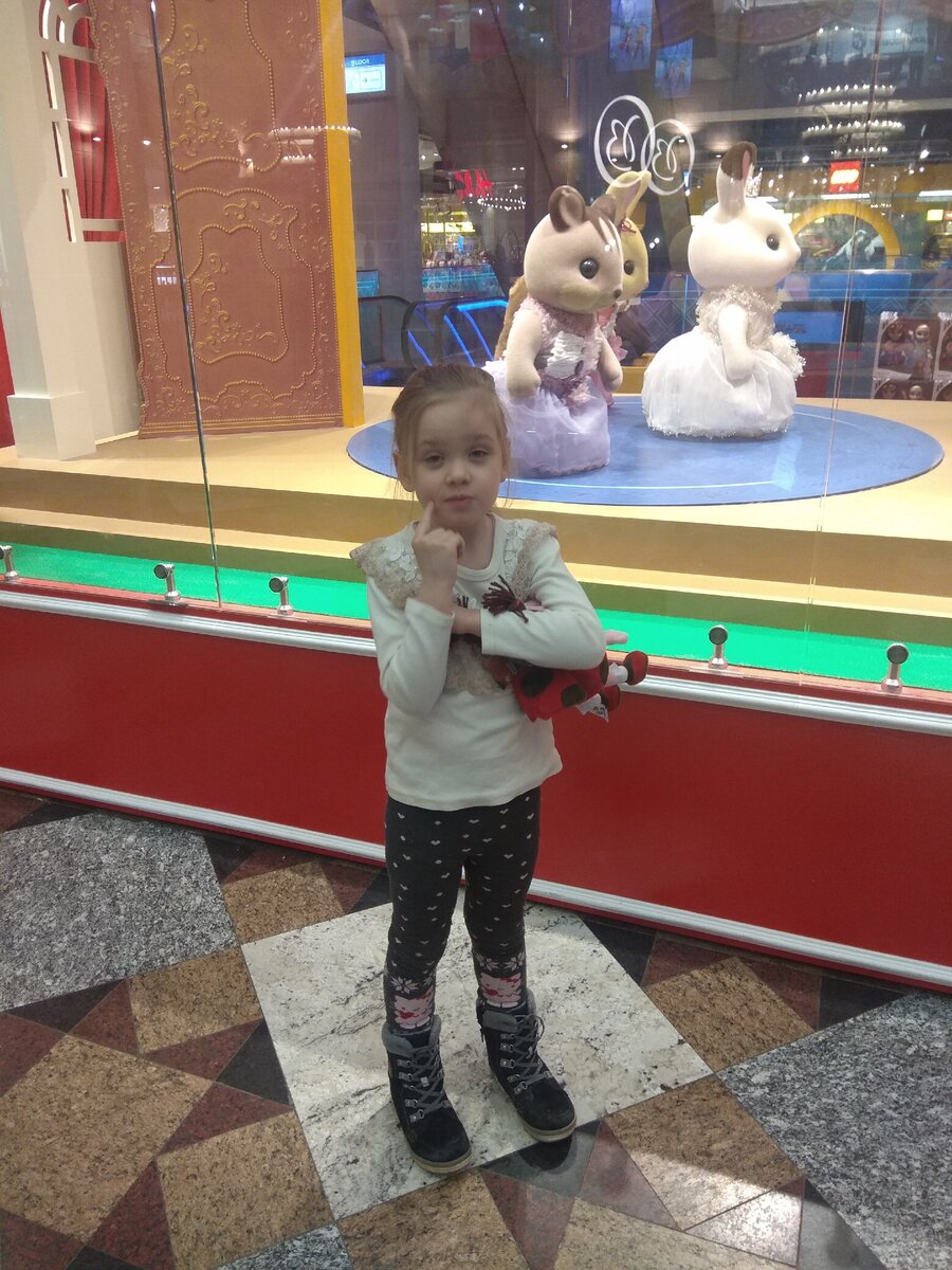 Фото автора. Она знает, что я ее фотографирую, потому строит рожицы. Специально.