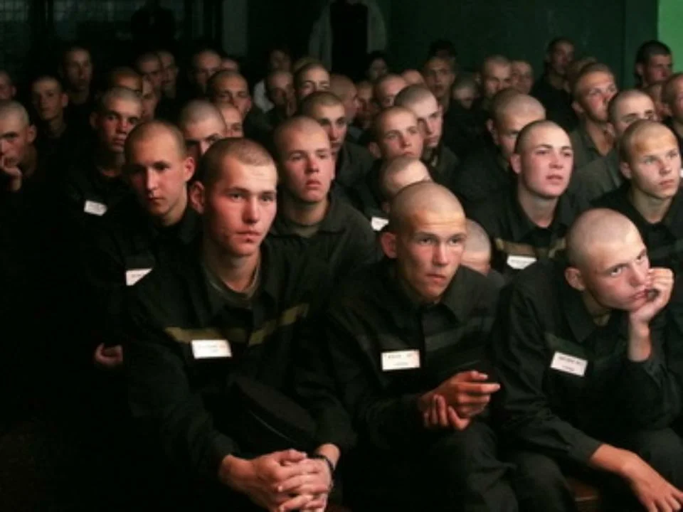 Имея огромное количество свободного времени, зэка знакомятся с девушками в соцсетях и "окучивают" их безраздельным  вниманием