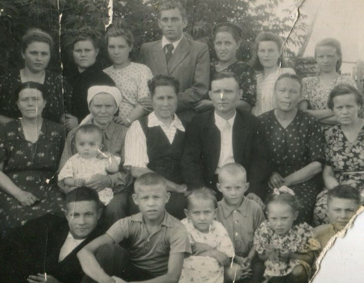 Я-на руках  у бабы Поли, старшая  сестра-третья слева.Враждебность между детьми максимальна, когда возрастной промежуток у сиблингов примерно от двух до четырех лет.Между нами-4года и 2месяца