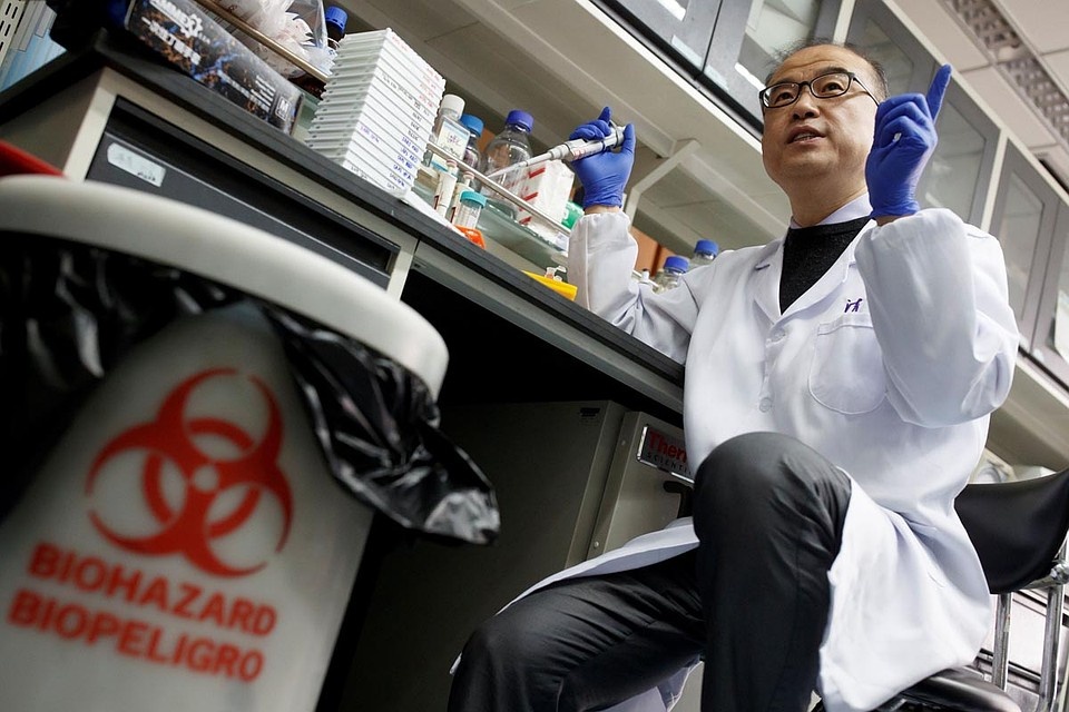  До сих пор сведений, откуда взялся новый коронавирус, как он распространяется и насколько опасен, у ученых недостаточно. Но свято место пусто не бывает. Поэтому информационные лакуны заполняются всевозможными теориями - от фантастических до весьма правдоподобных. 
Коронавирус COVID-2019 - это новое биологическое оружие, разработанное в Поднебесной. Нет! Американские солдаты занесли инфекцию в Китай во время армейских спортивных игр. Да нет же! Коронавирус изучали в химической лаборатории в Ухане, откуда он и распространился по всему миру. Глупости! Коронавирус начал свое шествие по планете с уханьского рынка Хуанань, где один гурман съел суп из летучей мыши. Где правда, а где ложь, разбирались журналисты CNN.

ТЕОРИЯ №1: МОКРЫЙ РЫНОК

Ученые, стирая границы стран, объединялись, обвиняя во всех бедах именно Китай. Они разделяли теорию, что наиболее вероятным очагом распространения COVID-2019 мог быть мокрый рынок в Ухане. Там торгуют дикими животными и различными морскими гадами. Нулевой пациент мог заразиться от летучей мыши или панголина. Но это всего лишь версия, которая пока не нашла окончательного подтверждения.

Десятки ученых - вирусологов, микробиологов, инфекционистов - со всего мира отмечают, что до сих пор нет никаких доказательств, что власти Китая или США целенаправленно пустили SARS-CoV-2 в народ. Поэтому наиболее вероятным кажется теория, что COVID-2019 имеет природное происхождение и передался человеку от летучих мышей.

Эксперты расходятся во мнениях, когда речь заходит о мокром рынке в Ухане как об источнике распространения нового коронавируса. Сторонники этой версии напоминают, что условия на рынке антисанитарные. Кровь и требуха смывалась под ноги покупателям, а разделочные столы протирались одними и теми же грязными тряпками.

Однако противники этого опубликовали ответное исследование в научном издании Lancet. Там говорится, что треть первых заболевших (около 13 человек) не были на рынке в Ухане. Среди них был и нулевой пациент, у которого проявились симптомы нового коронавируса еще 1 декабря.

- Никакой эпидемиологической связи между первым пациентом и более поздними случаями заражения COVID-2019 не было найдено, - говорится в докладе.

В начале февраля два китайских исследователя опубликовали научную работу в журнале Nature, где утверждали, что эпидемии коронавируса предшествовал несчастный случай, который произошел в одной из двух биолабораторий в Ухане. Фото: REUTERS.