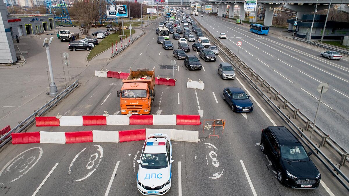 Выезды из москвы перекрыты. ДПС перекрыли дорогу. ГИБДД на пробке. Перекрытие дорог ДПС. Заезд в Москву.