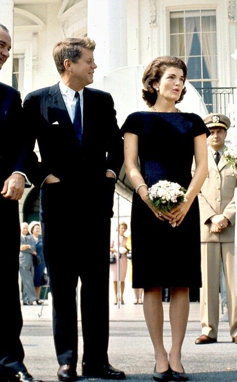 Президент и миссис Кеннеди стоят перед Белым домом, 1961 год.