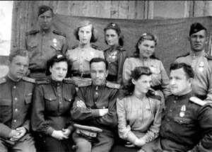 872-й штурмовой авиаполк. Во втором ряду вторая слева – сержант Серафима Михайлова. 1945 год